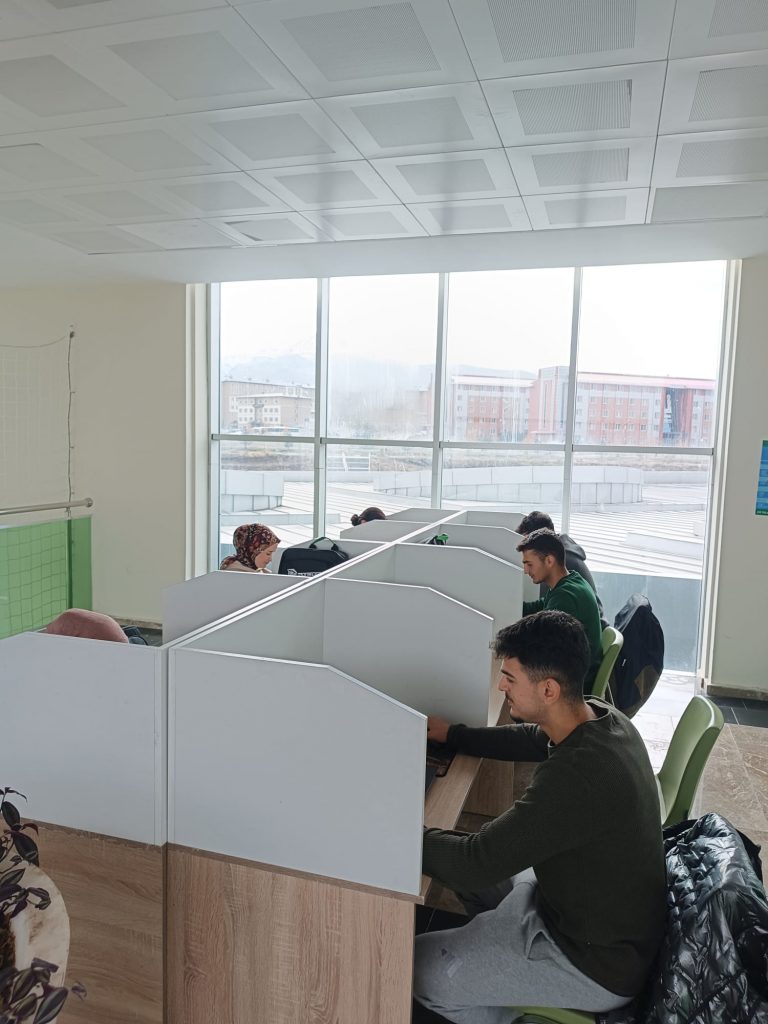 Fakültemiz kordiorlarında bulunan dilatasyon sahanlıkları öğrencilerimizin ihtiyaçları doğrultusunda Açık Okuma Salonları olarak tanzim edildi. 