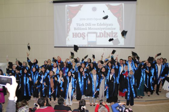2019-2023 öğretim yılı Türk Dili ve Edebiyatı Bölümü mezuniyet töreni yapıldı.