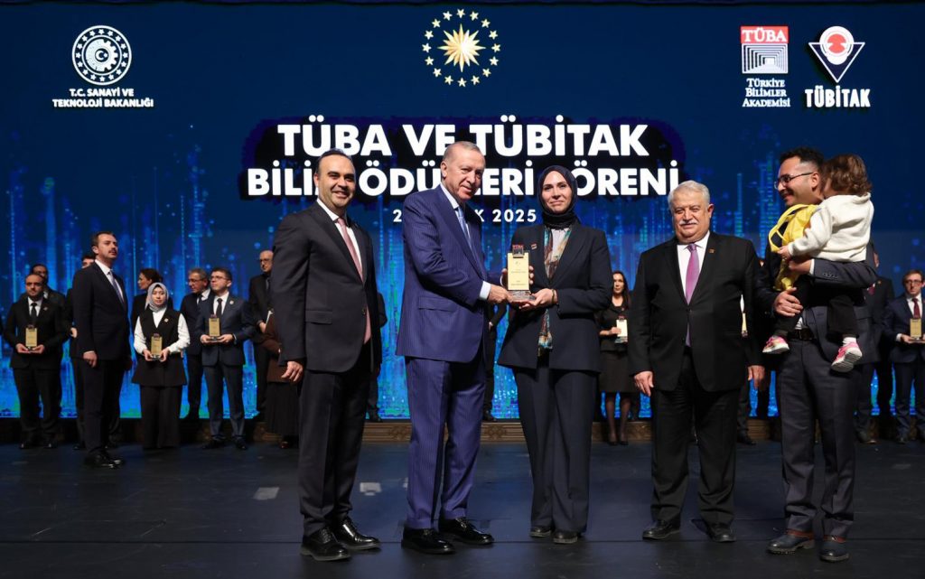 Prof. Dr. Yılmaz, Tüba Gebip Ödülünü Cumhurbaşkanı Erdoğan’ın Elinden Aldı